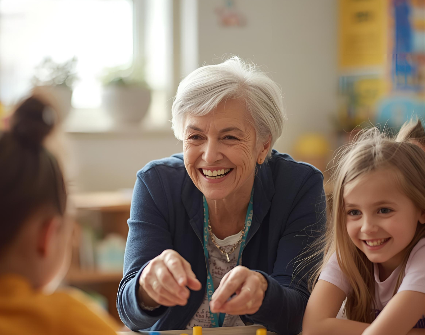 Seniorinnen und Senioren im Klassenzimmer
