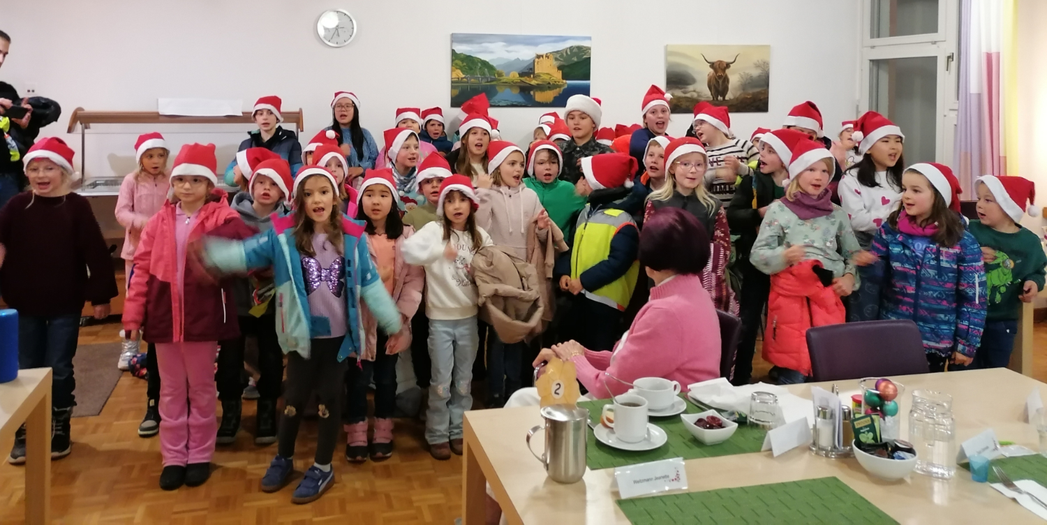 Kinder sangen im Alterszentrum